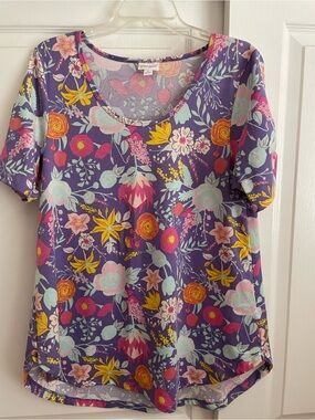 Like New: Medium Lularoe Morgan top ruched short sleeves purple floral